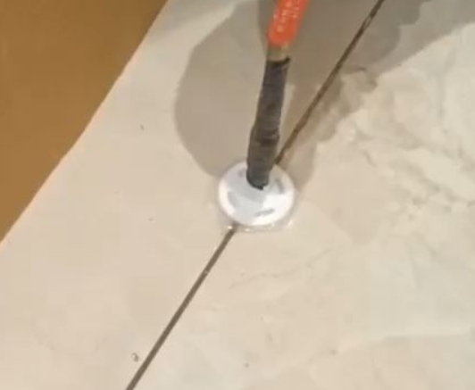 那曲地瓷砖空鼓维修公司专业解答瓷砖在铺贴过程中，如果没有涂抹均匀到位的粘结材料（如水泥砂浆或瓷砖胶），可能会导致以下问题